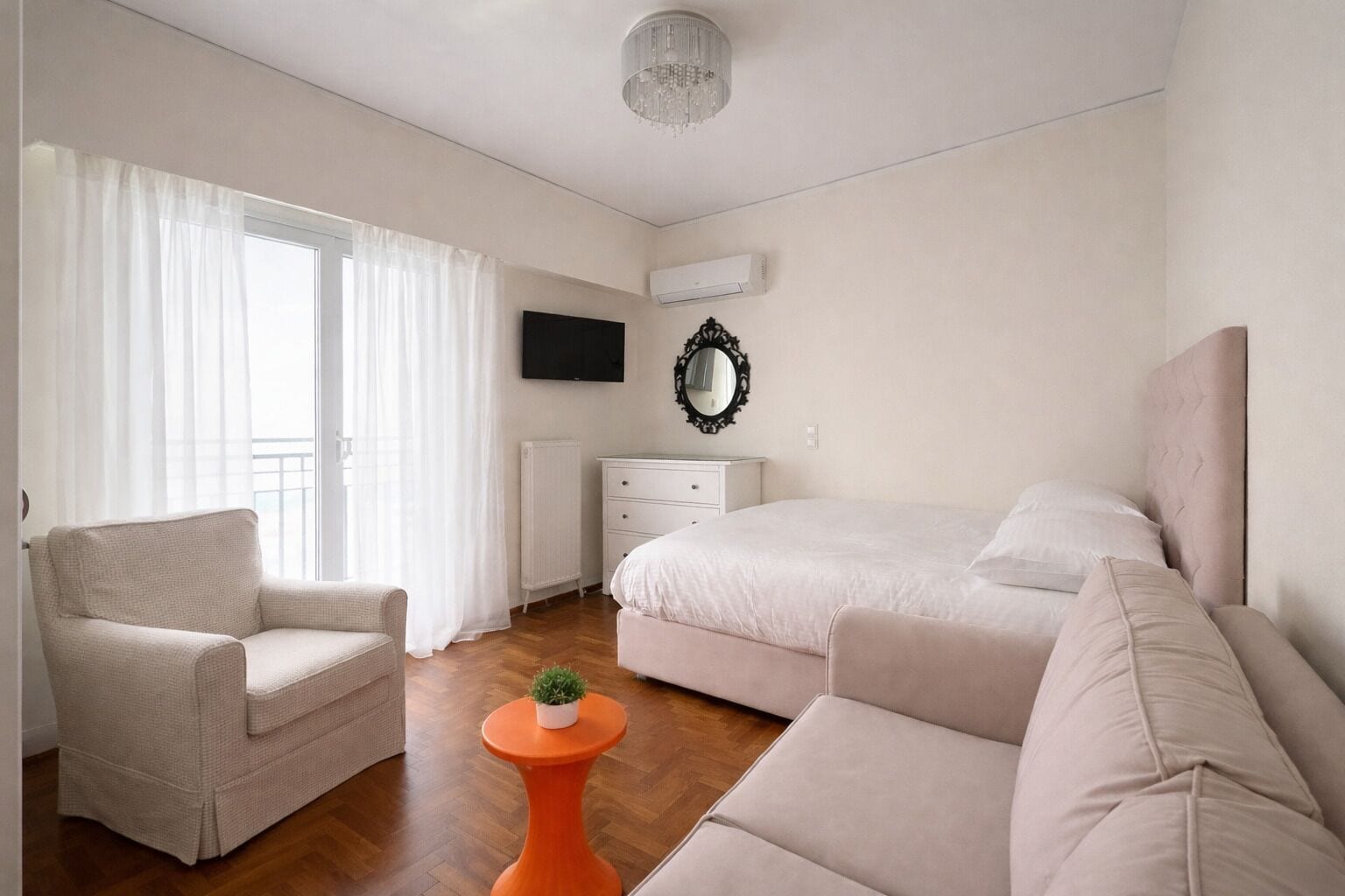 1 dormitorio, tabla de planchar con plancha, Internet y ropa de cama