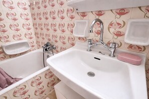 Een haardroger, handdoeken, zeep, toiletpapier