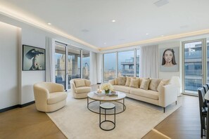 Living area - Luxury Tower Bridge View Sleep 6 (London)