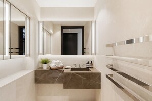 Jetted bath, hair dryer, bidet, towels - Luxury Tower Bridge View Sleep 6 (London)