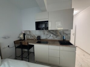 Fridge, microwave, oven, stovetop - Apartment "Downtown" with Wi-Fi and Air Conditioning (Bonn)