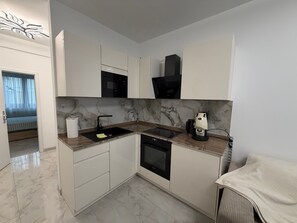 Frigorífico, microondas, horno y placa de cocina