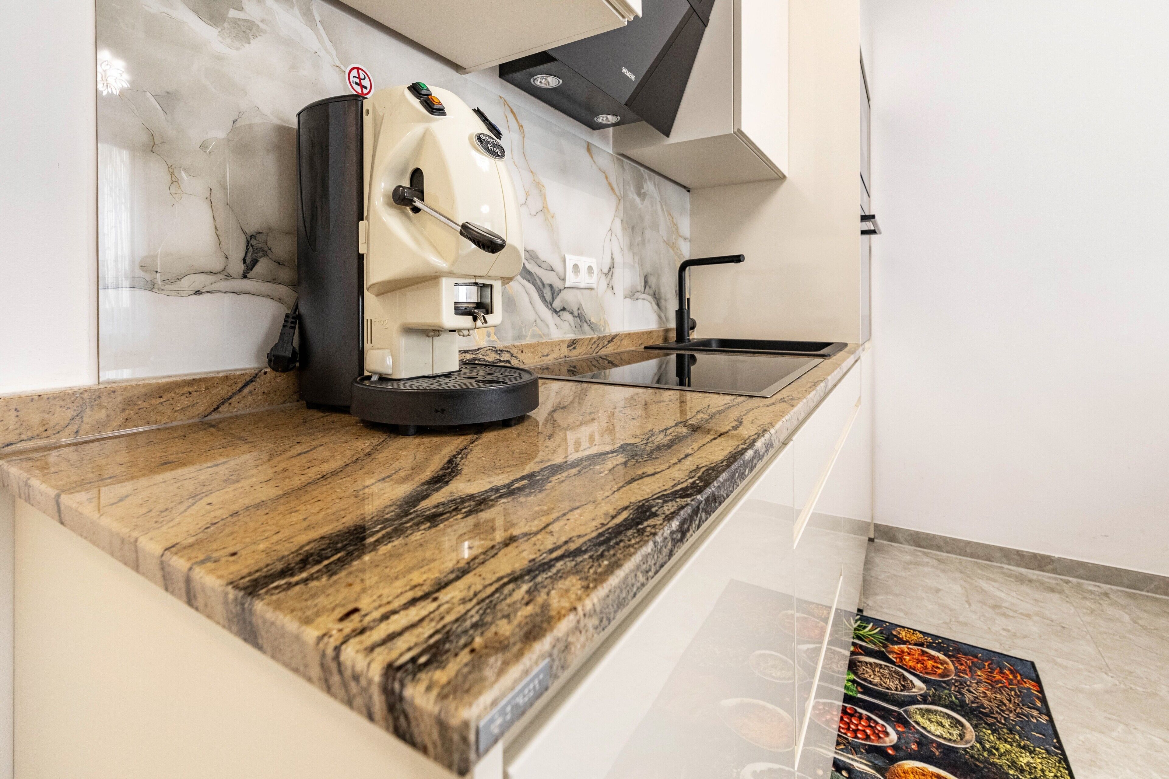 Frigorifero, microonde, forno, piano cottura