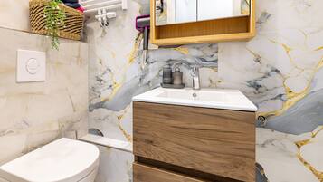 Dusche, Haartrockner, Handtücher