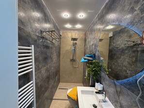 Douche, sèche-cheveux, serviettes fournies