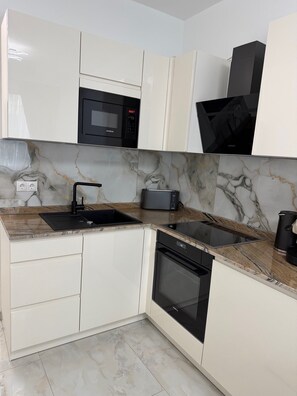 Réfrigérateur, micro-ondes, four, plaque de cuisson