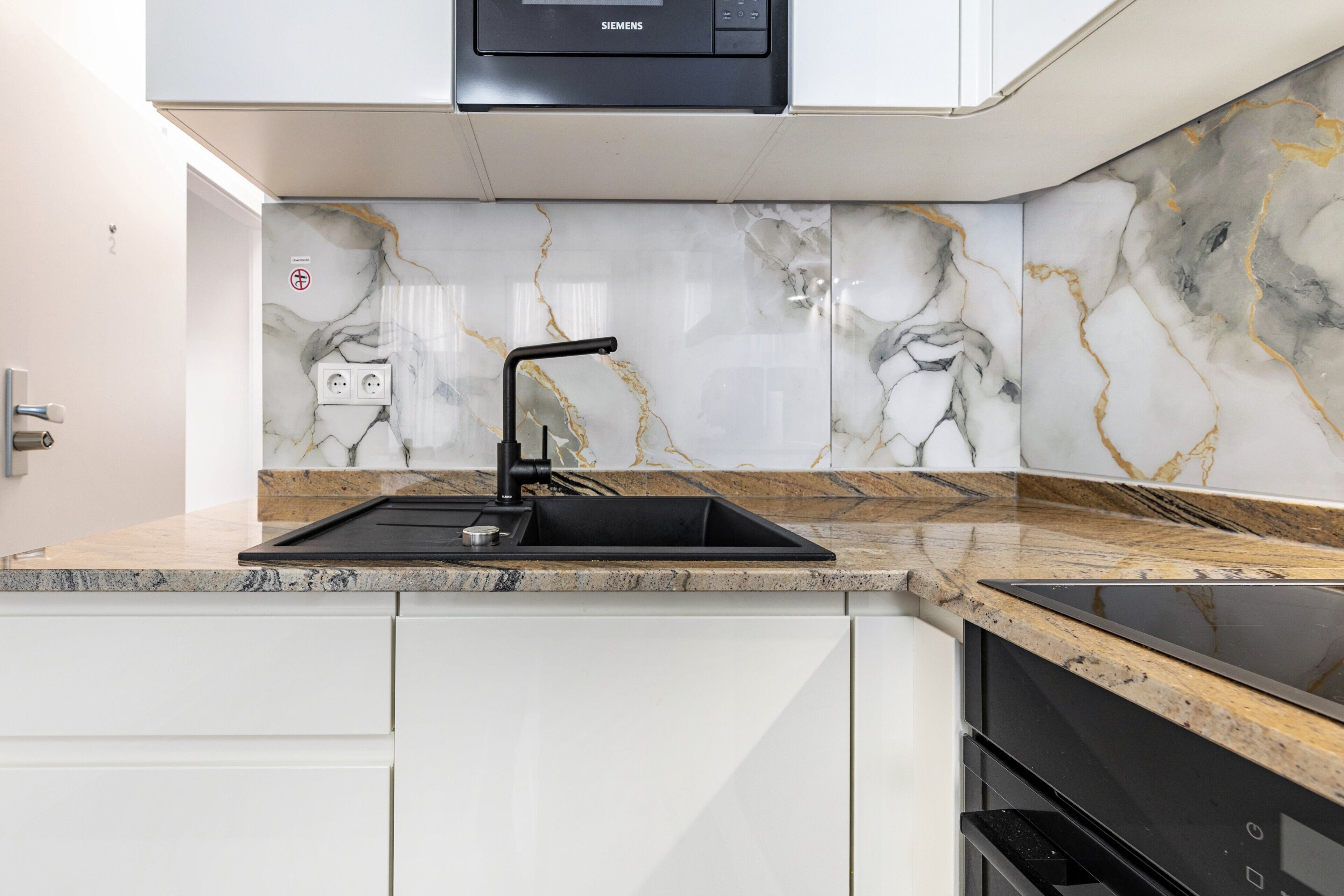 Frigorifero, microonde, forno, piano cottura