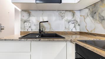 Frigorifero, microonde, forno, piano cottura