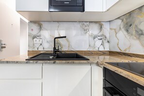 Kühlschrank, Mikrowelle, Ofen, Herdplatte