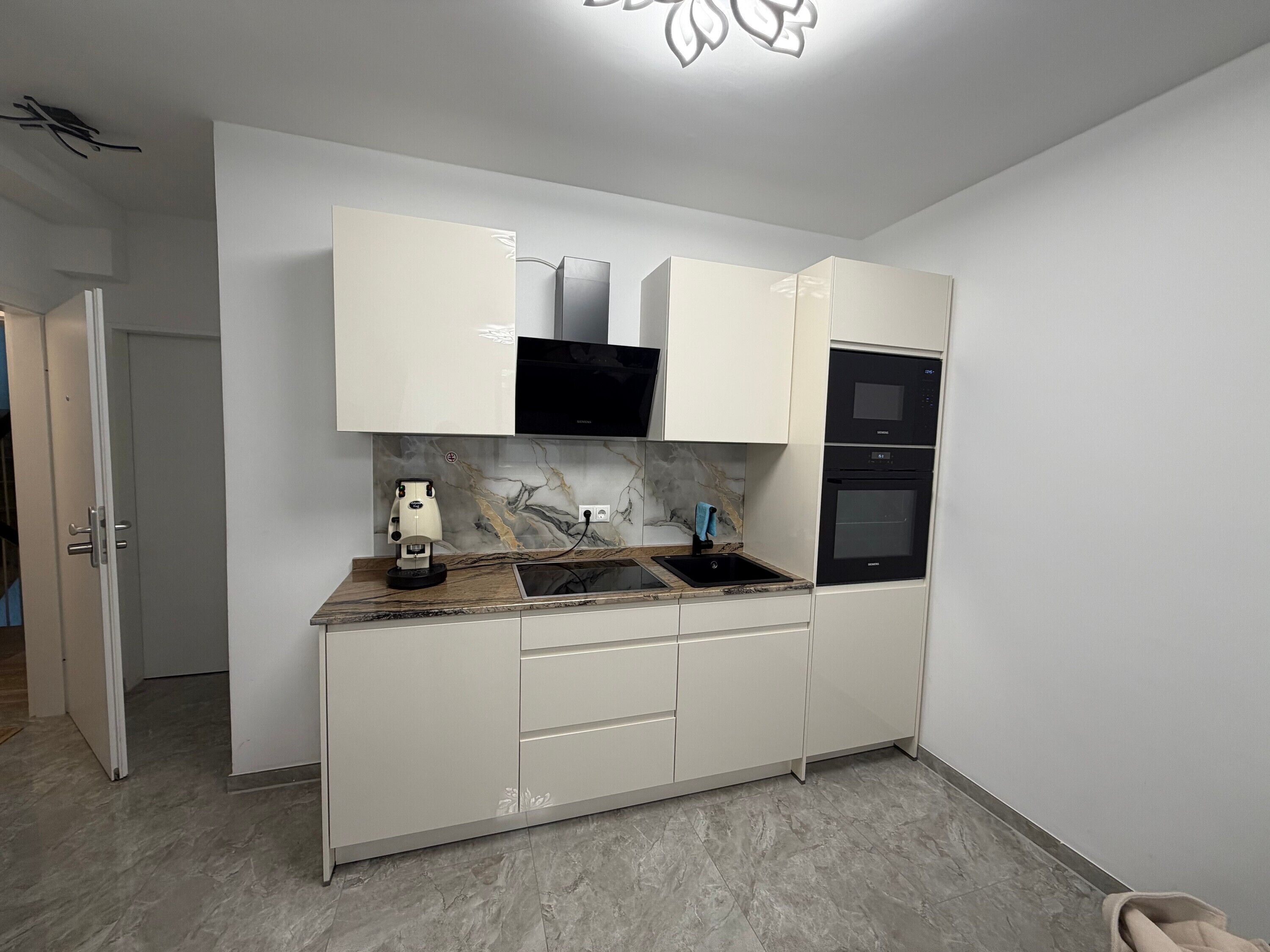 雪櫃、微波爐、焗爐、爐具