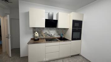 KĂŒhlschrank, Mikrowelle, Ofen, Herdplatte