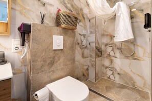 Ducha, secador de pelo y toallas