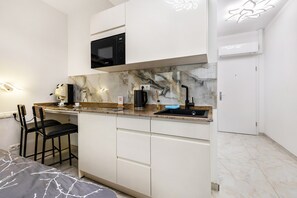 Fridge, microwave, oven, stovetop - Apartment 'Deluxe  1og' with Wi-Fi and Air Conditioning (Bonn)