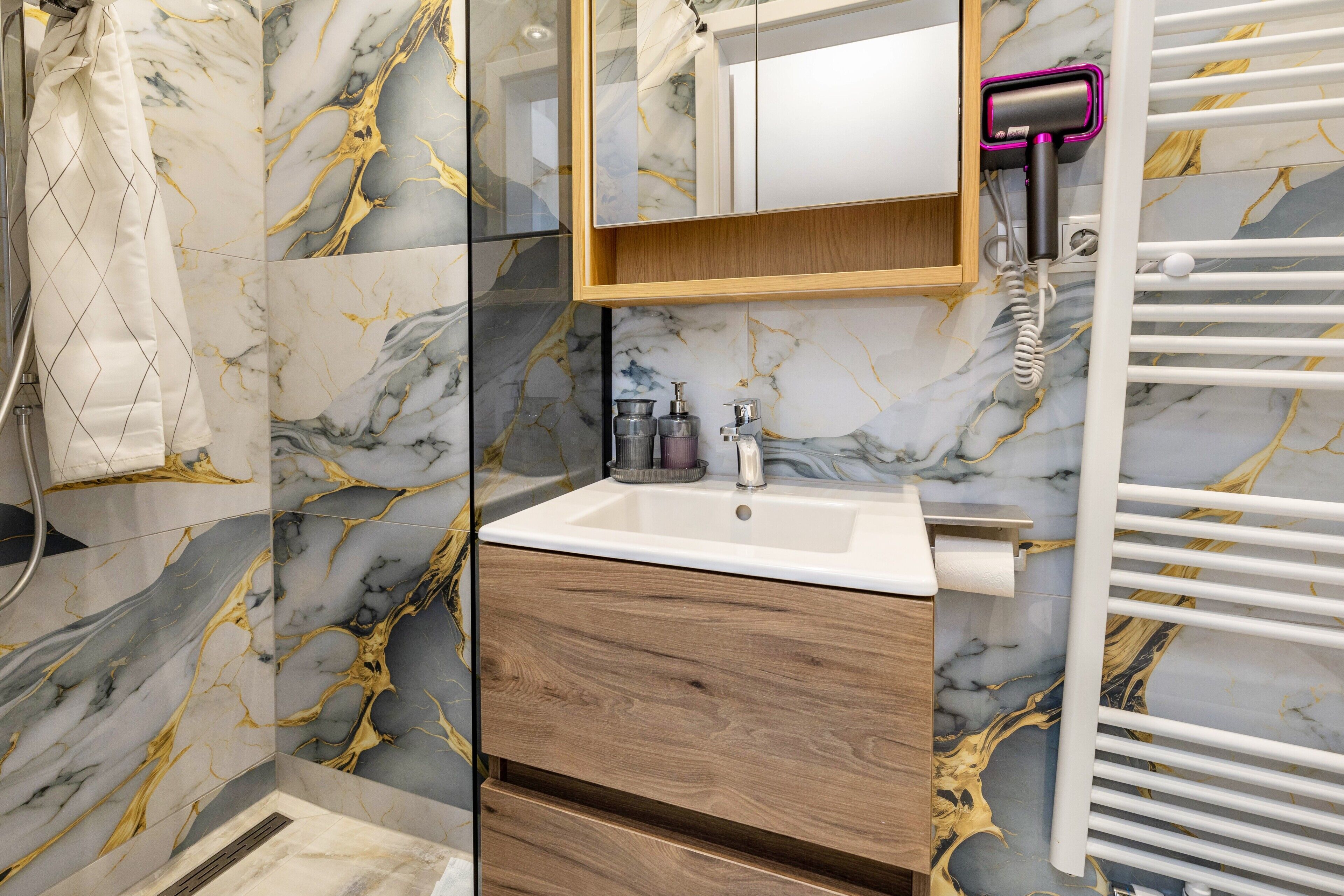 Dusche, Haartrockner, Handtücher