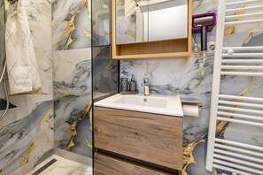 Dusche, Haartrockner, Handtücher