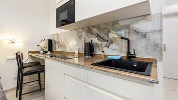 Kühlschrank, Mikrowelle, Ofen, Herdplatte