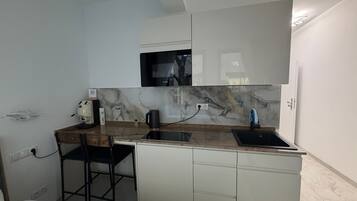 KĂŒhlschrank, Mikrowelle, Ofen, Herdplatte