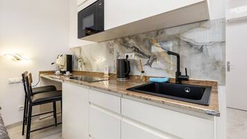 Kühlschrank, Mikrowelle, Ofen, Herdplatte