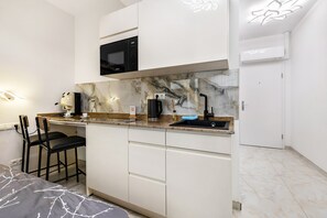 Kühlschrank, Mikrowelle, Ofen, Herdplatte