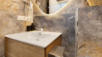 Dusche, Haartrockner, Handtücher