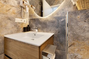 Regadera, secadora de cabello, toallas 