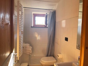 Duplex, Balcony, Garden View | Bathroom | Shower, towels, toilet paper - Brenlo (La Salle)