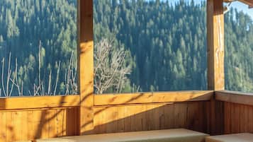 Klassieke villa, balkon, uitzicht op bergen | Buiten dineren