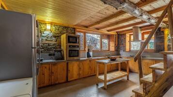 Classic Villa, Balcony, Mountain View | Private kitchen