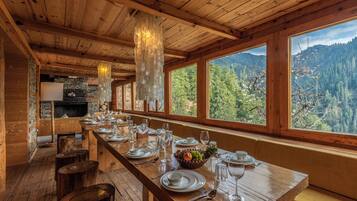 Classic Villa, Balcony, Mountain View | Dining
