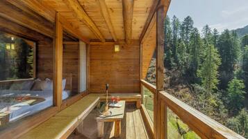 Vila clássica, sacada, vista para a montanha | Área da propriedade