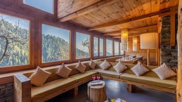 Klassieke villa, balkon, uitzicht op bergen | Dineren