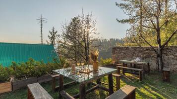 Villa clásica, balcón, vistas a la montaña | Restaurante al aire libre