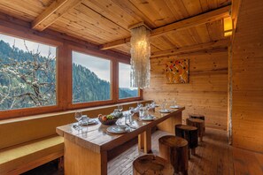 Villa clásica, balcón, vista a la montaña | Restaurantes