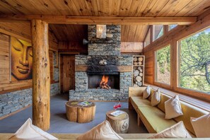 Villa clásica, balcón, vista a la montaña | Interior