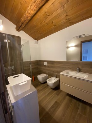 Doccia, asciugacapelli, bidet, asciugamani