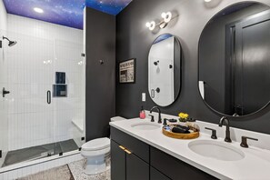 Chuveiro, secador de cabelo, toalhas de banho