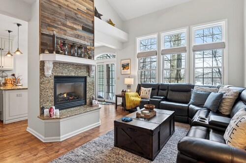Ski + Lakes + Hot Tub | Near Lake Harmony + Big Boulder | Crestline Retreat