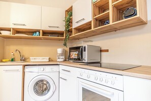 Apartemen Basic | Dapur pribadi | Lemari es, microwave, oven, dan kompor