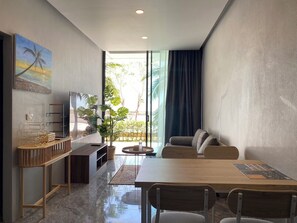 Family Villa Sea View | Wohnbereich | 32-Zoll-Flachbildfernseher mit Kabelempfang