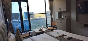 Deluxe Tek Büyük Yataklı Oda, Şehir Manzaralı | Yastık yüzeyli yatak, masa, dizüstü bilgisayar çalışma alanı 