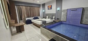 Habitación doble ejecutiva | Escritorio y espacio para trabajar con laptop 