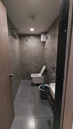 Deluxe tweepersoonskamer, uitzicht op stad | Badkamer | Gratis toiletartikelen, pantoffels, handdoeken, zeep