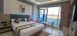 Deluxe Double Room, City View | Meja, ruang kerja komputer riba, seterika/papan seterika, Wi-fi percuma