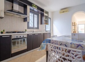 Refrigerador, horno, parrilla de estufa y utensilios de cocina 