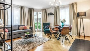 En moderne stue med sofa, sofabord og spiseplads.