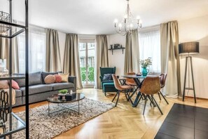 Living area - BoutiqueLuxury | Balcony | AC | Downtown (Zürich)