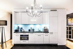 Fridge, microwave, oven, stovetop - BoutiqueLuxury | Balcony | AC | Downtown (Zürich)