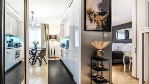 Et moderne hotelværelse med en stor seng, et skrivebord og udsigt over byen.