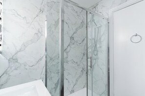 Dusj, hårføner, håndklær og såpe