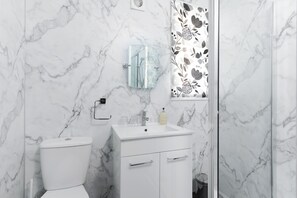 Dusche, Haartrockner, Handtücher, Seife